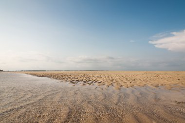 Deniz ve plaj sarı kum - güzel manzara ile
