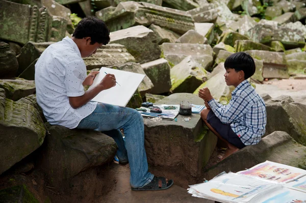 Asiático menino desenhar um quadro para venda — Fotografia de Stock