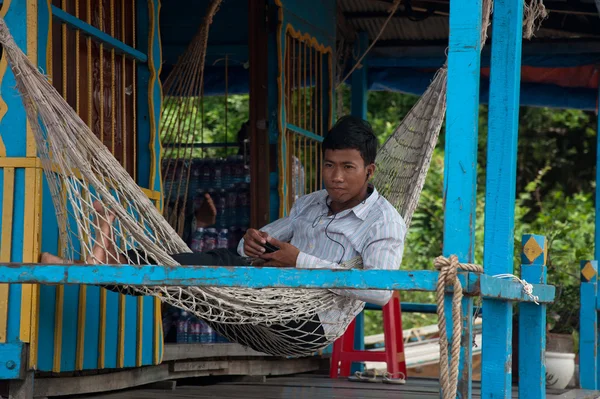 Asiático chico descansando y escuchando música en su casa — Foto de Stock