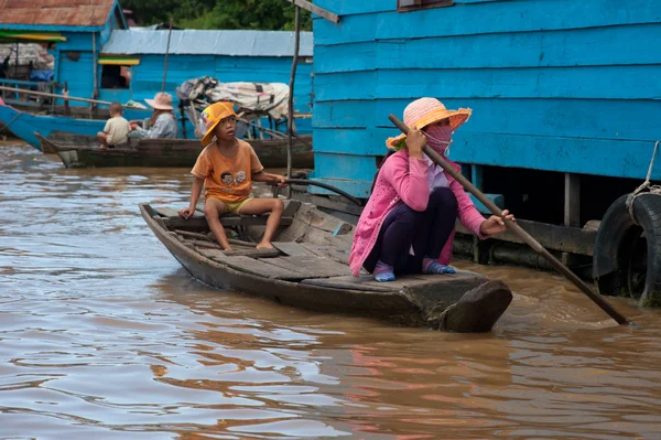 Asian boy sitting with mother in the boat on the river near thei — Stock Photo, Image