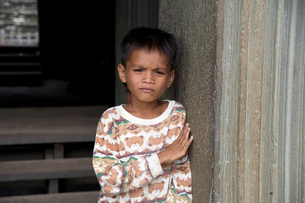 Kleine asiatische Junge posiert in angkor wat Tempel — Stockfoto