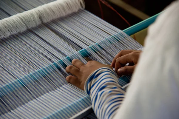 Making silk cloth — Stock Photo, Image