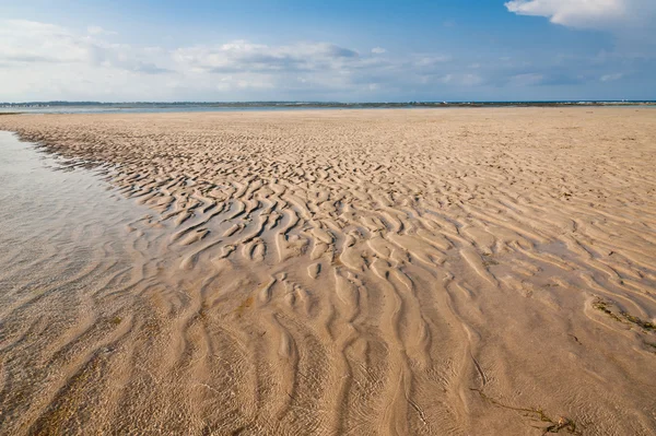 海と黄色の砂のビーチ — ストック写真