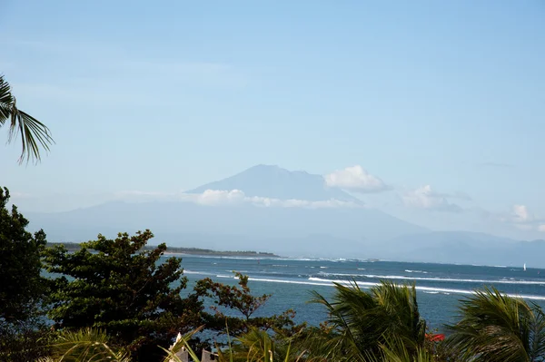 Ocean and volcano — Stock Photo, Image