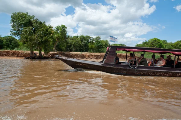 Touristen im Boot — Stockfoto