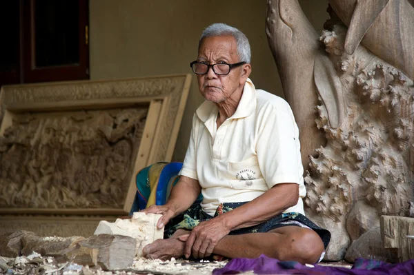 Woodcarver com suas obras de arte de madeira — Fotografia de Stock