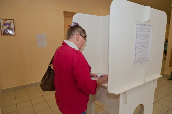 Vrouw vullingen verkiezing stemming met de kandidaten voor het burgemeesterschap — Stockfoto