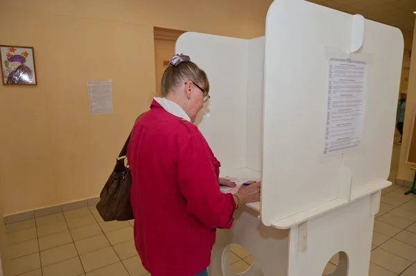 Mujer llena boleta electoral con los candidatos a alcalde —  Fotos de Stock