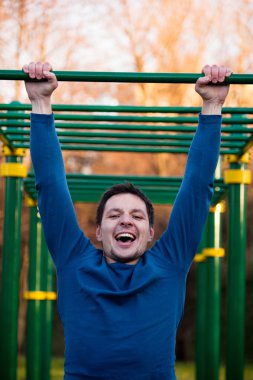 pull-up yapıyor atlet açık bar