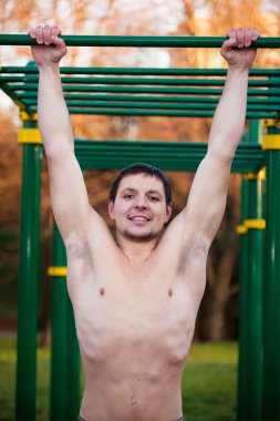 yatay çubuğu pull-up yapan erkek