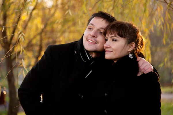 Fiatal pár és az őszi — Stock Fotó