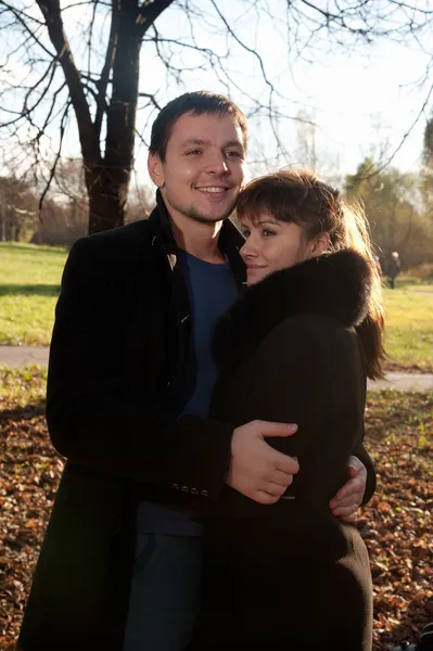 Casal no parque — Fotografia de Stock