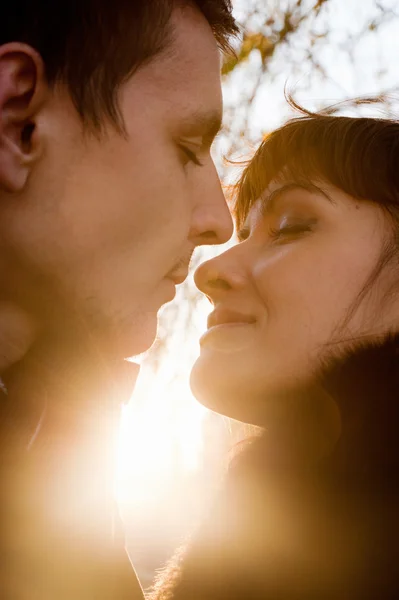 Kissing couple — Stock Photo, Image