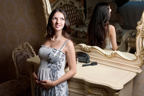 Femme enceinte dans la chambre près du miroir — Photo