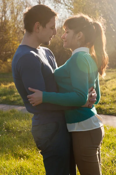 Beau couple dans le parc — Photo