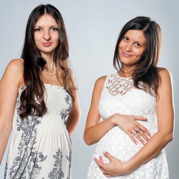 Две беременные девушки — стоковое фото