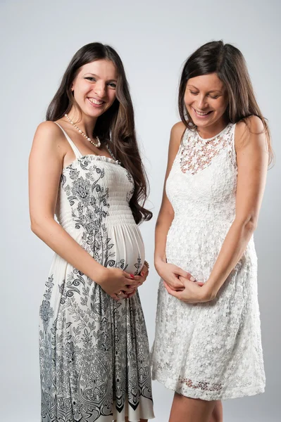 Портрет красивых беременных девушек — стоковое фото