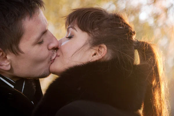 Kissing couple — Stock Photo, Image