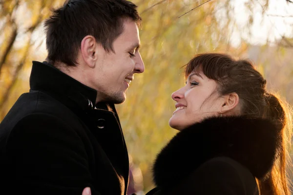 Young couple and autumn — Stock Photo, Image