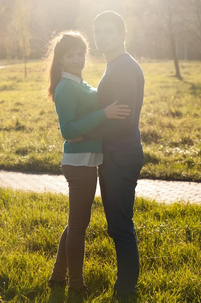 Couple looking in Park — Stock Photo, Image