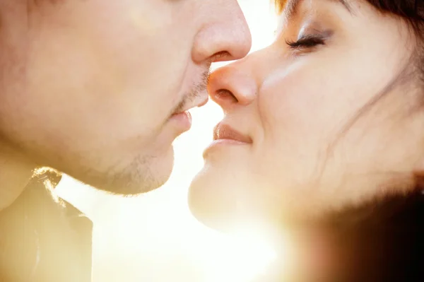 Young kissing couple — Stock Photo, Image