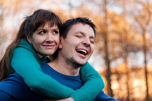 Flying couple in Park — Stock Photo, Image