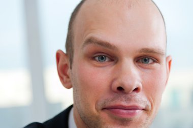 kabarık kaş ile yakışıklı işadamı