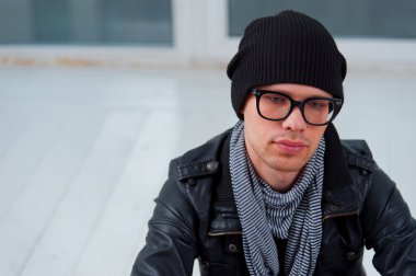 adam rahat kıyafetler düşünme