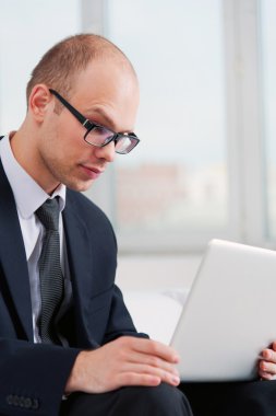 genç işadamı ile laptop internet arama