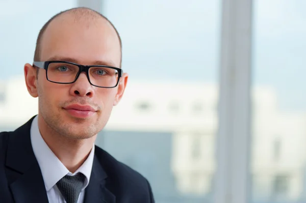 Joven hombre de negocios sonriente —  Fotos de Stock