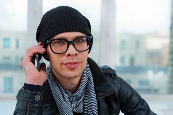 Jovem sorrindo homem falando ao telefone — Fotografia de Stock