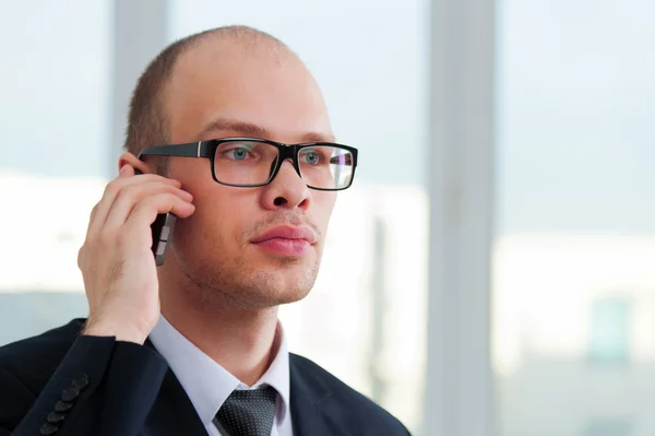 Podnikatel hovoří do telefonu — Stock fotografie