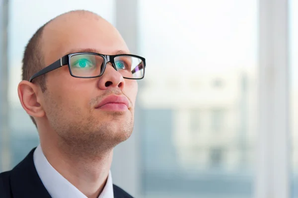 Jonge zakenman op zoek omhoog — Stockfoto