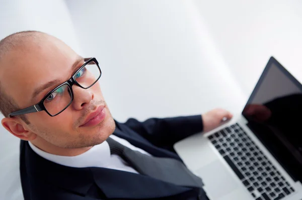 Zakenman werkt met laptop — Stockfoto