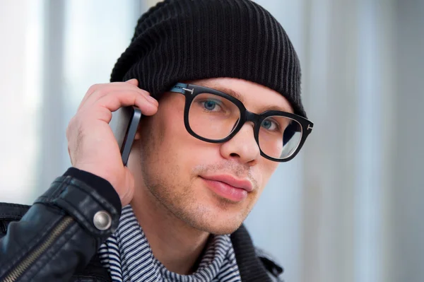 Homem de roupas casuais falando ao telefone — Fotografia de Stock