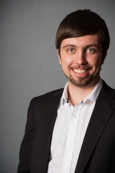 Retrato del hombre de negocios sonriente sobre fondo gris — Foto de Stock