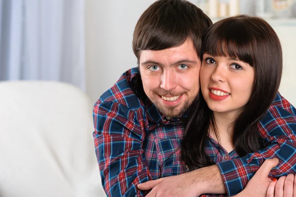 Portrait of young smiling couple at home — Stock Photo, Image