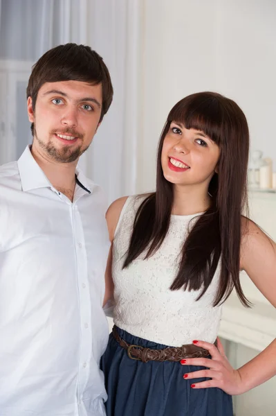 Junges Paar steht zu Hause im Wohnzimmer — Stockfoto