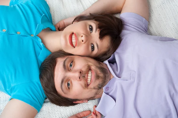 Gemeinsam im Bett entspannen — Stockfoto