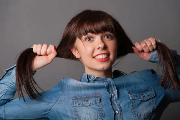 Giovane ragazza che tiene i capelli — Foto Stock