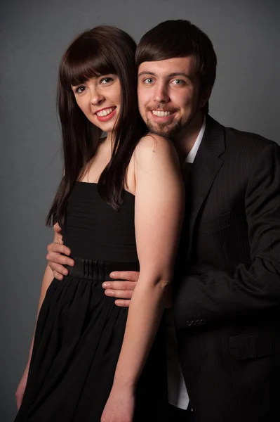 Mann und Frau lächeln auf grauem Hintergrund — Stockfoto