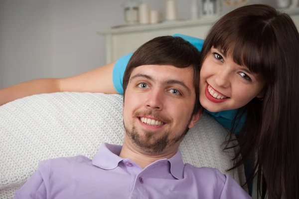 Portrait of young couple at home — Stock Photo, Image