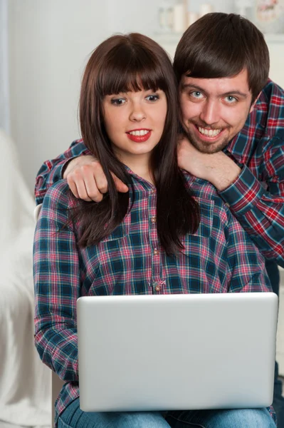Mladý pár pomocí notebooku doma — Stock fotografie