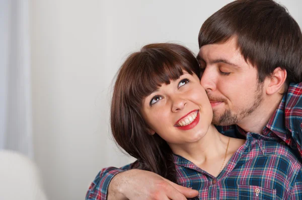 Retrato de jovem casal de amor em casa. Momentos de beijo — Fotografia de Stock