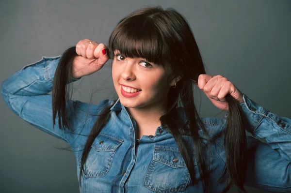 Giovane ragazza che tiene i capelli — Foto Stock