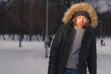 Kış parkta yürümeye dostum