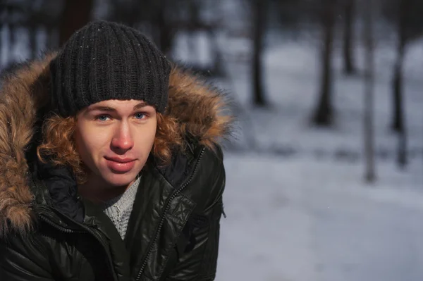 Lächelnder junger Mann im Park — Stockfoto