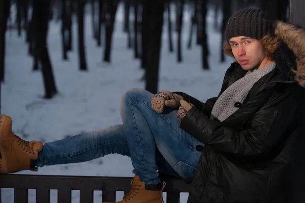 Man zit in de winter park — Stockfoto
