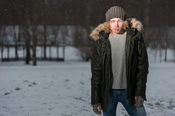Muž v zimním parku — Stock fotografie