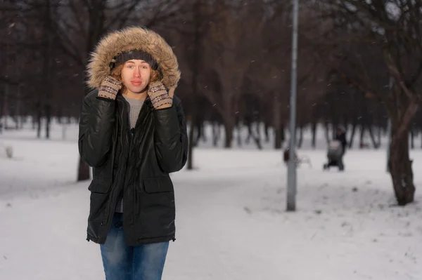 Uomo nel parco invernale — Foto Stock